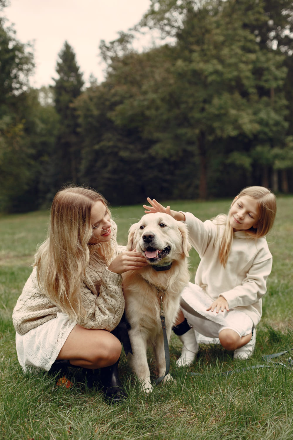 mujer y niña con perro golden retriever